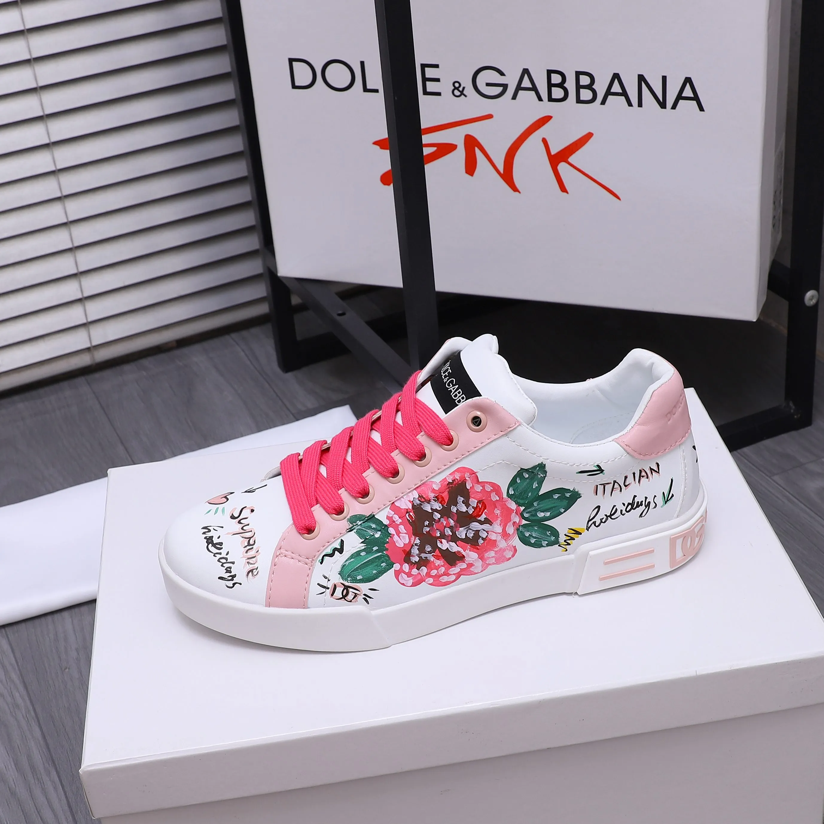 Men's shoes 💰480 Product trademark: DG (Dolce & Gabbana) couple's casual shoes Regular size: 35-46 (45.46 is custom-made and non-refundable) Product materials: Selected graffiti cowhide upper, leather lining, cowhide insole, original outsole